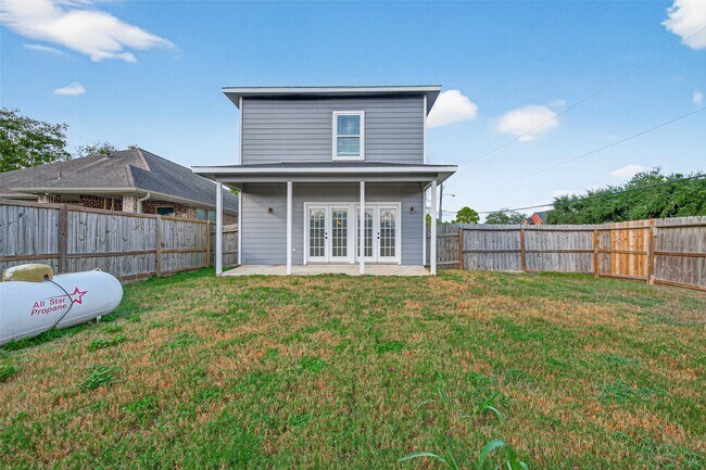 Building Photo - 146 Disney St