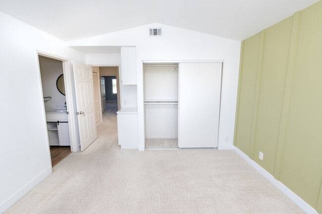 Building Photo - Beautiful 2 bed 2.5 bath condo available n...