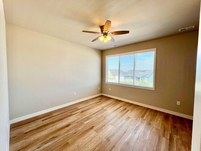 Building Photo - Modern Townhome with STUNNING Views in West MHK