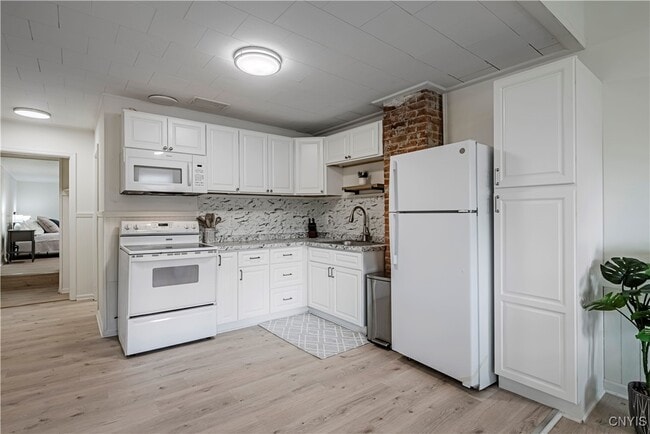 Building Photo - 16 College St