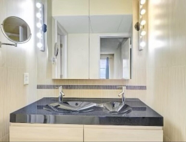 Building Photo - 300 N Civic Dr