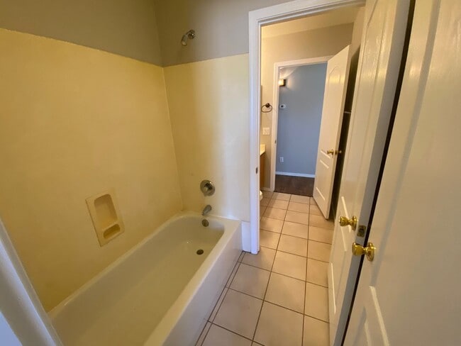 Building Photo - Close to community amenities!