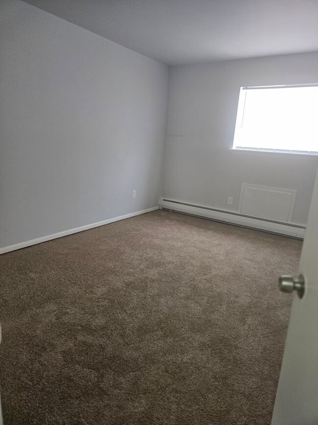 Building Photo - 2 bedrooms, 1 bathroom, 1st floor