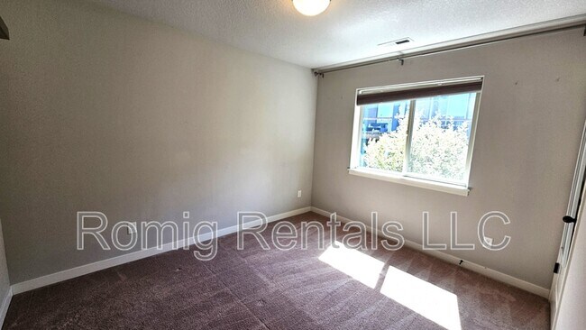 Building Photo - 1405 NE 71st Dr