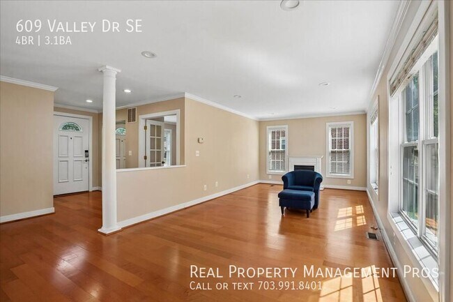 Building Photo - 609 Valley Dr SE