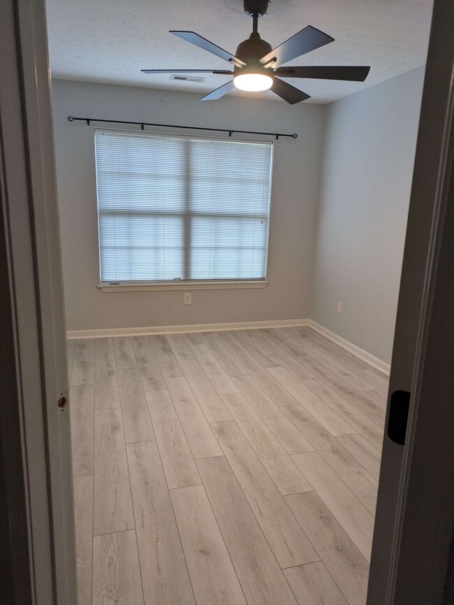 Building Photo - 4139 Lakeside Dr