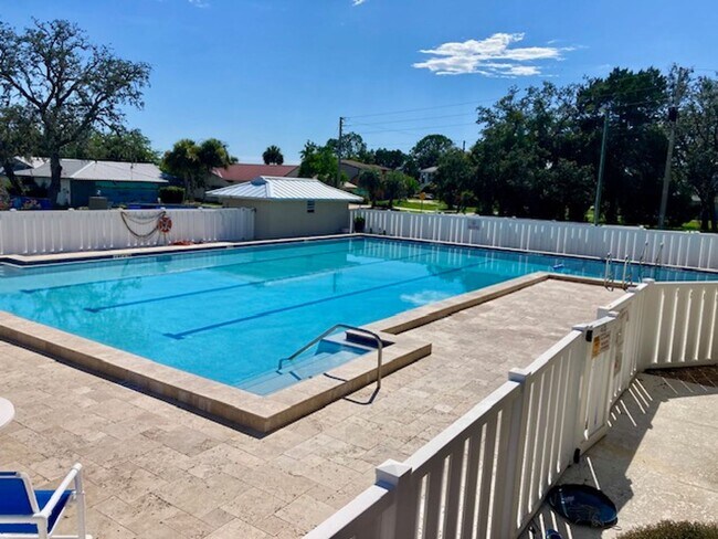 Building Photo - 2 bedroom, 2 bath condo in "The Islands"