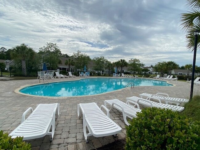 Building Photo - Welcome to this fully furnished 3-bedroom, 3-bathroom townhouse located in the vibrant Hawkeswate...