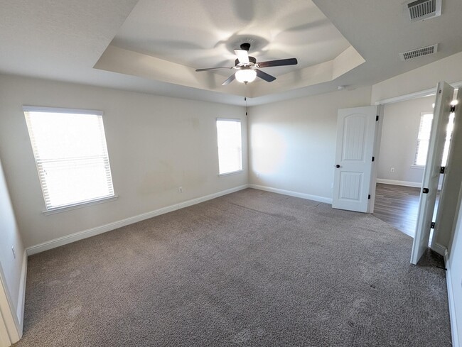 Building Photo - 2401 Spur Ln