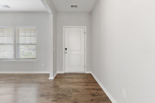 Building Photo - Easy Living in North Creek Village!