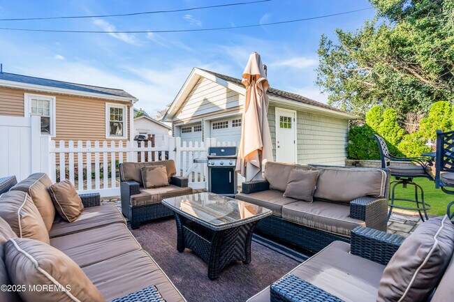 Building Photo - 1003 C St