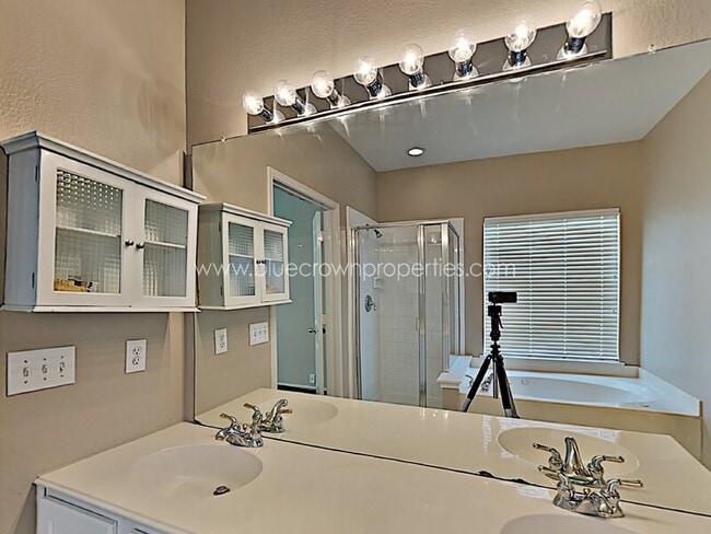 Building Photo - 2440 Kingsley Dr