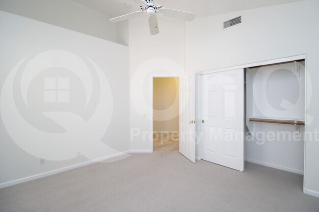 Building Photo - 902 E Desert Flower Ln