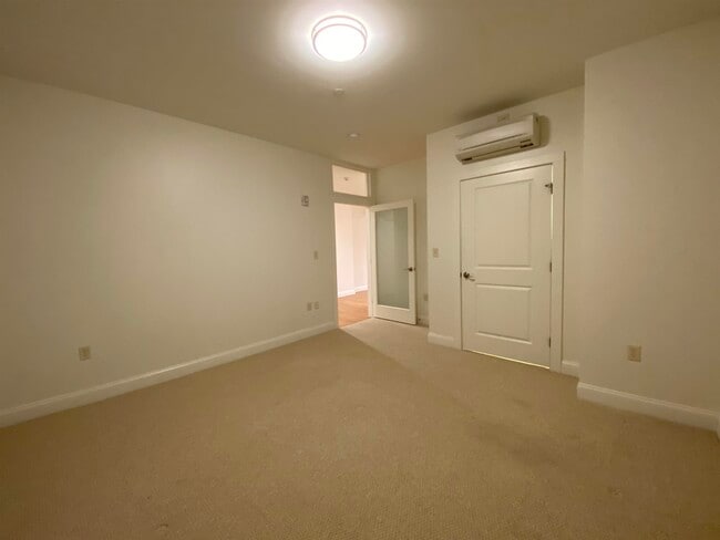 Building Photo - 875 Elm St