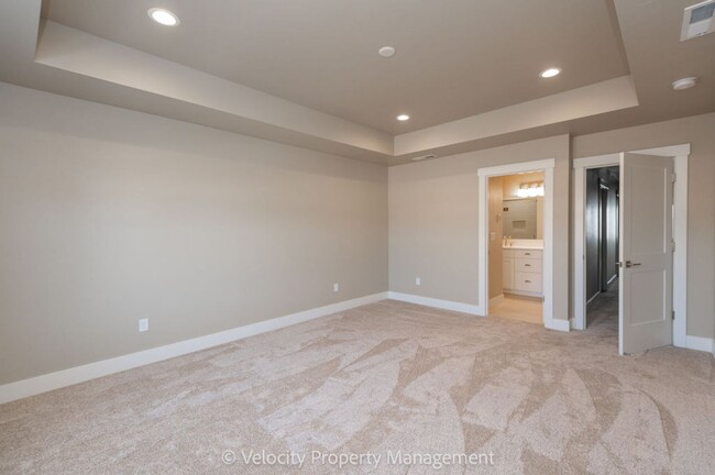 Building Photo - Beautiful New SW Redmond Townhome! Move in...