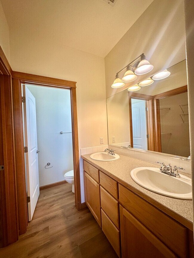 Building Photo - Newly Renovated Home on Prairie Falls Golf...
