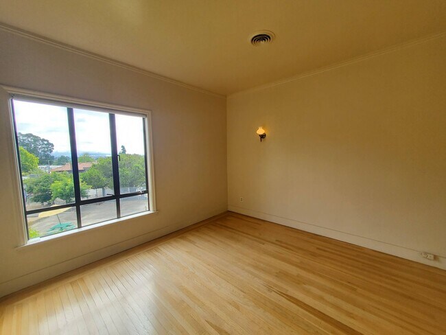 Building Photo - Top Floor Rockridge Two Bedroom Condo with...