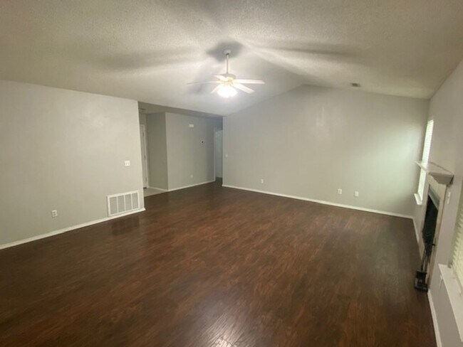 Building Photo - Cute 3 bedroom home in west Fayetteville