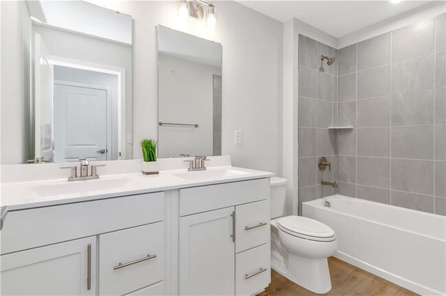 Building Photo - 555 Thatch Ter