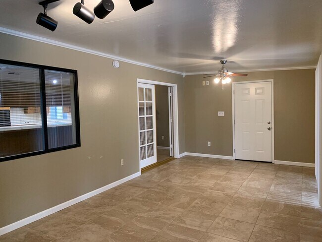 Building Photo - NW Bakersfield home with a pool!