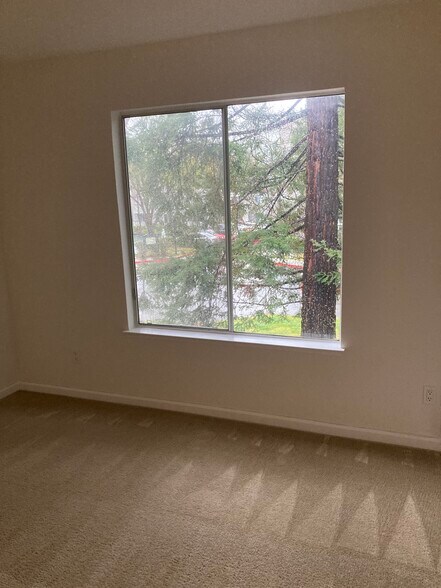 Building Photo - 100 Reflections Dr