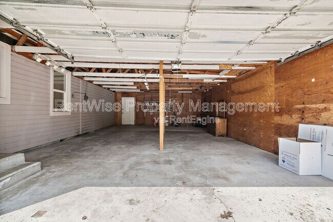 Building Photo - 314 W Linden St