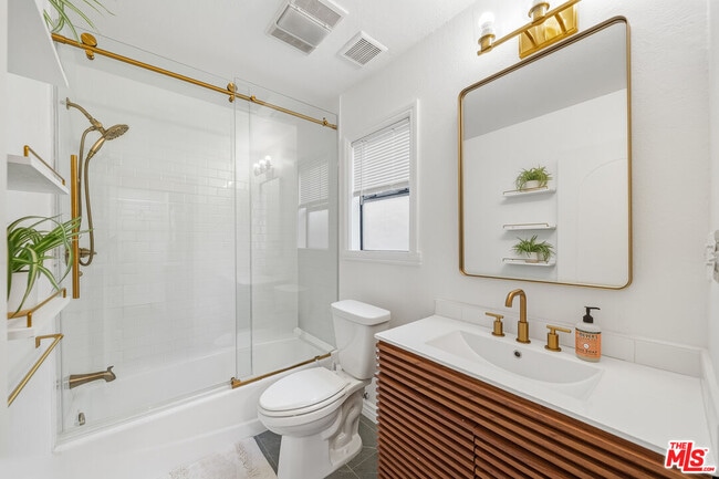 Building Photo - 906 Kings Rd