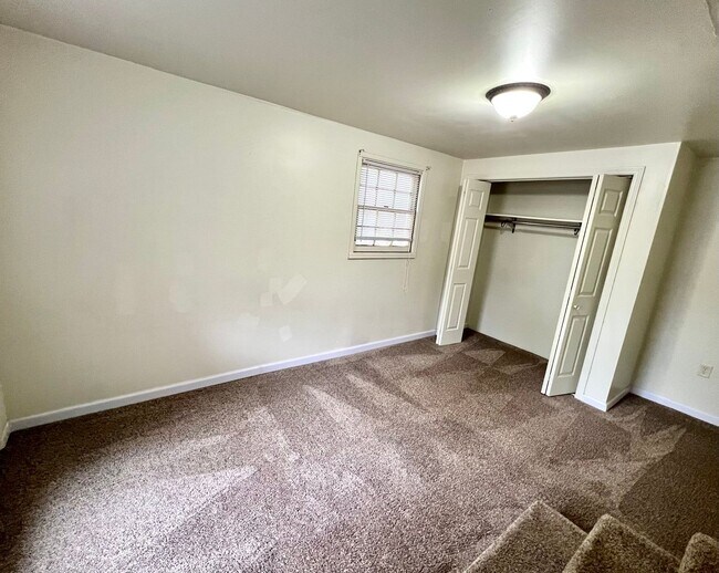 Building Photo - 3 Bedrooms Walking Distance to KSU!