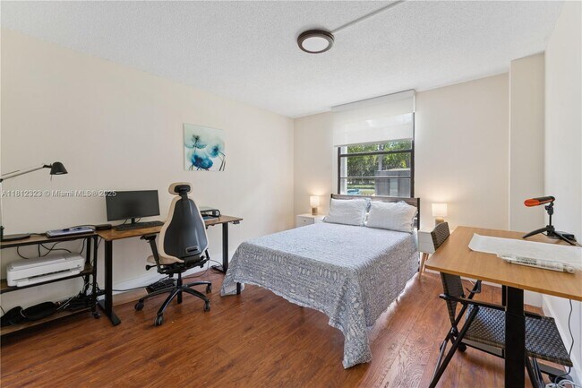 Building Photo - 3101 N Country Club Dr