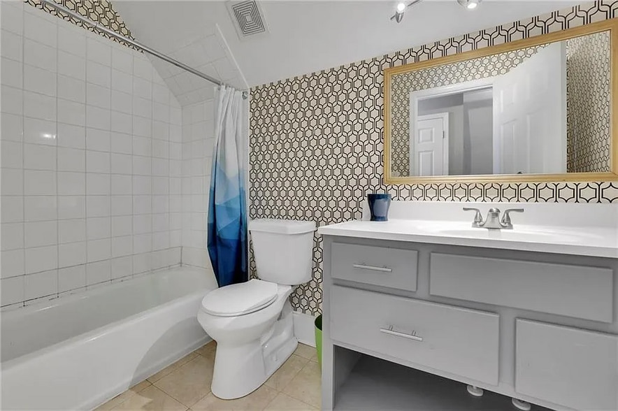 Shared Bathroom - 41 Spring Ln NW