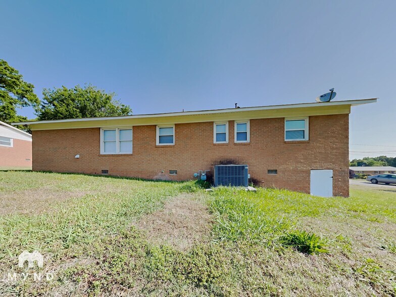 Building Photo - 221 Tanglewood Dr