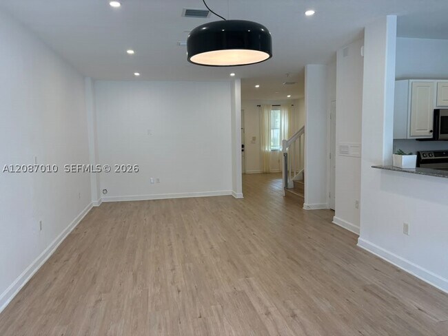 Building Photo - 8671 NW 112th Ct