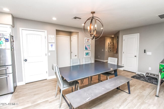 Building Photo - 907 E San Remo Ave