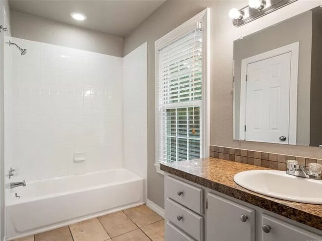 Building Photo - 2 Bedroom / 2 Bath in the heart of Midtown!