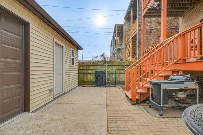 Building Photo - 4829 S Forrestville Ave