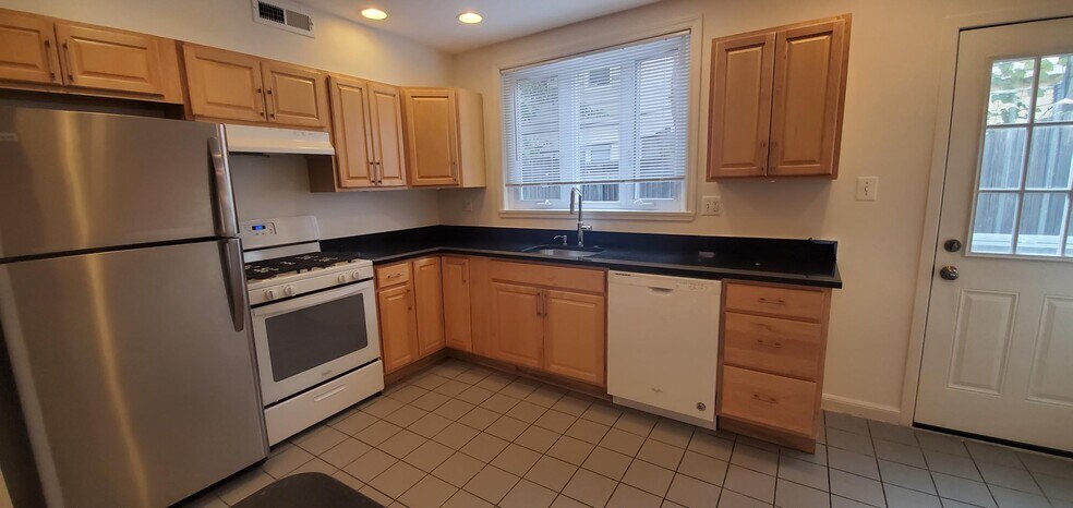 Building Photo - 2110 Saint Albans St