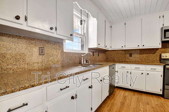 Building Photo - 115 Church Aly