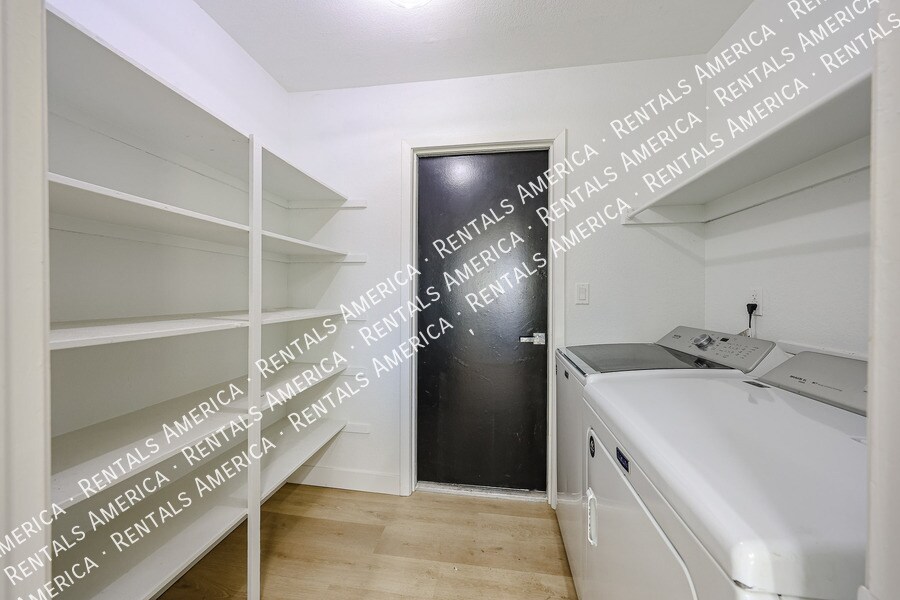 Building Photo - 10642 N 47th Dr