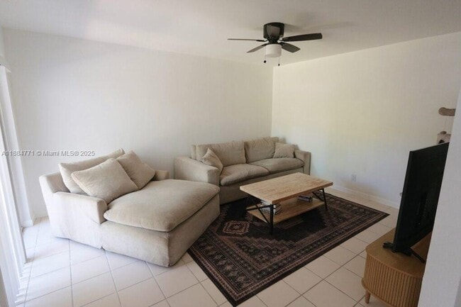 Building Photo - 702 Commodore Dr