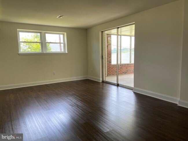 Building Photo - 121 Cypress Dr