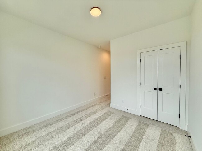 Building Photo - Luxurious New Construction 4BD, 4BA Downto...