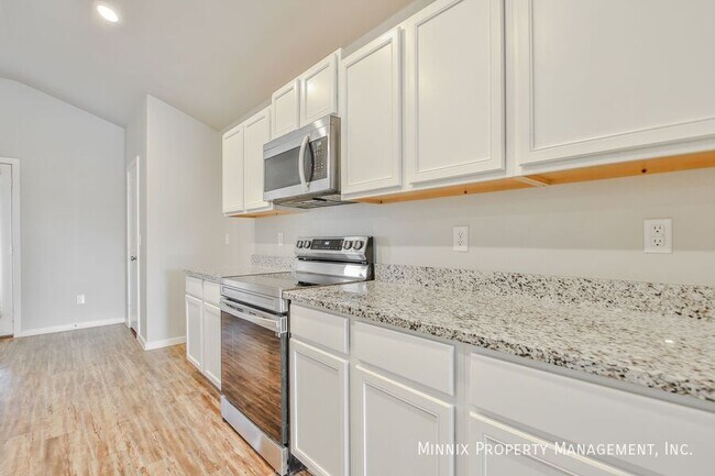 Building Photo - 2012 Kenwood Ave