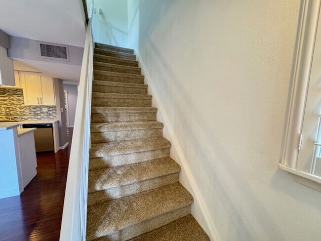 Building Photo - Gorgeous Walnut Creek Townhome 2 bedroom, 2.5 bath with 1 car garage in Sunset Park