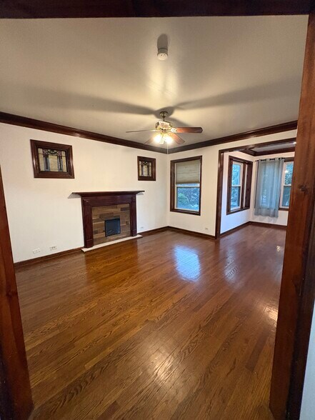 Living Room - 3041 W Leland Ave