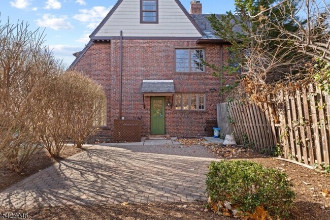 Building Photo - 57 Pomander Walk