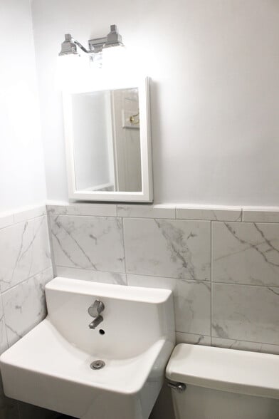 bathroom - 2948 Albemarle St NW