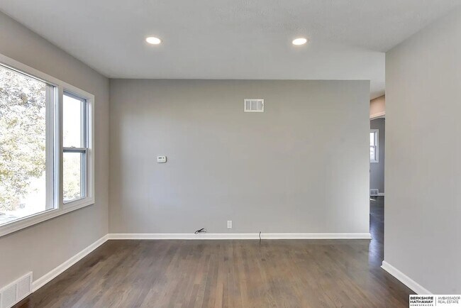 Building Photo - Fully Renovated Florence Gem with Modern Finishes & Historic Charm
