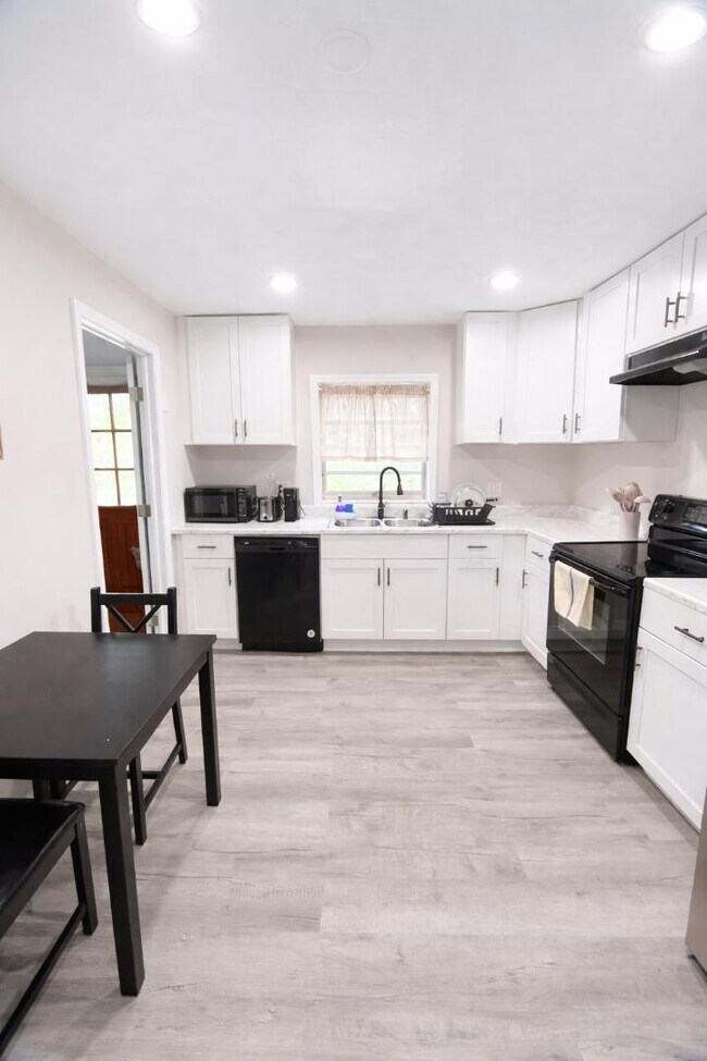 Building Photo - 807 Ave M SW