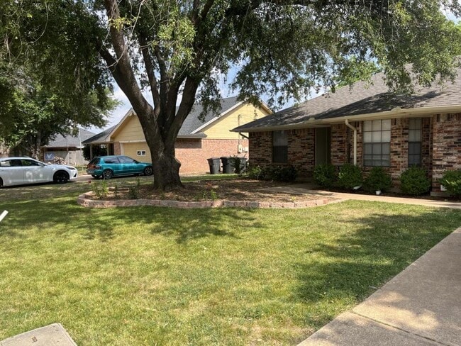 Building Photo - 710 Paintbrush Dr