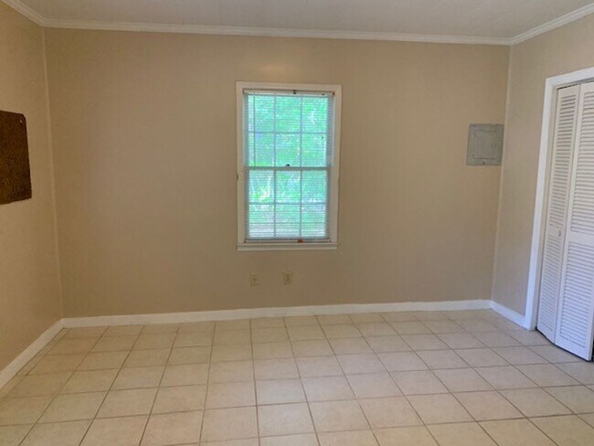 Building Photo - 1 Bedroom Duplex located in Historic Valdo...